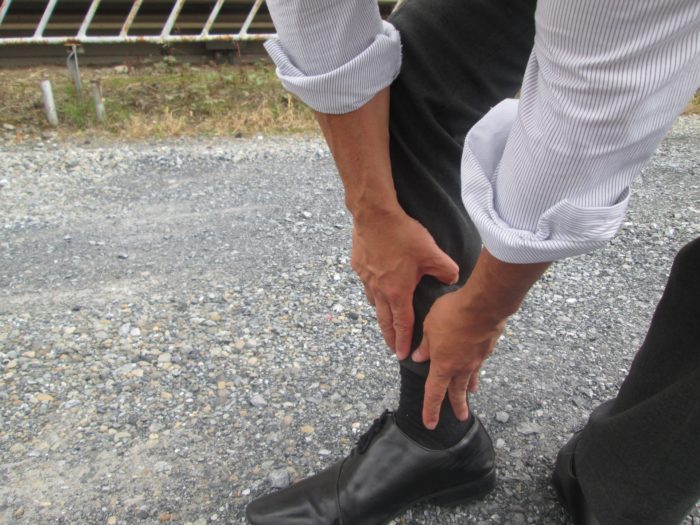 脚が痺れる男性