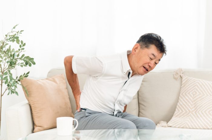 激しい腰痛の男性